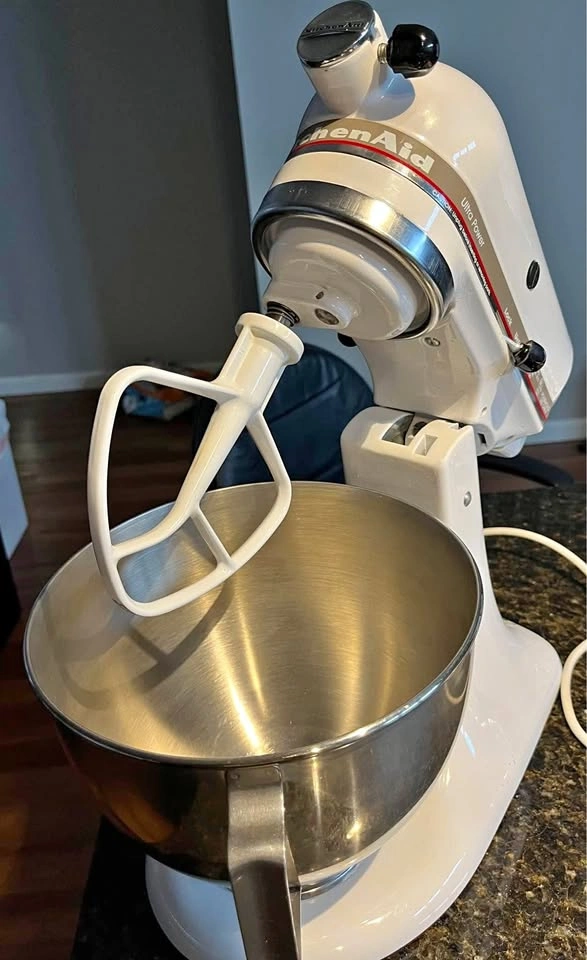 KitchenAid Stand Mixer (barely used)