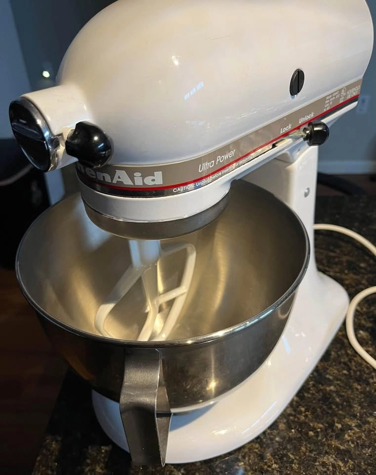 KitchenAid Stand Mixer (barely used) - photo 2