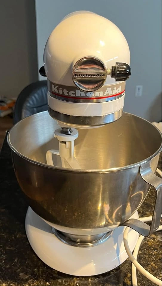 KitchenAid Stand Mixer (barely used) - photo 5