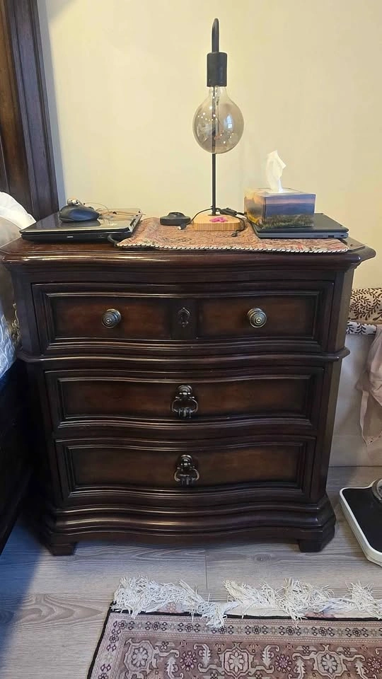 King Bedroom Set, Elegant Solid Wood, Excellent Condition - photo 2