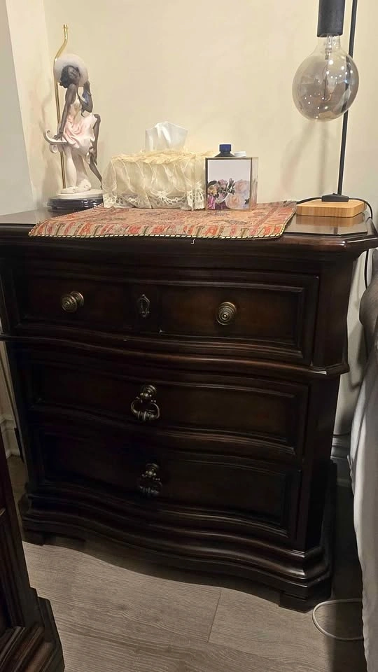 King Bedroom Set, Elegant Solid Wood, Excellent Condition - photo 3