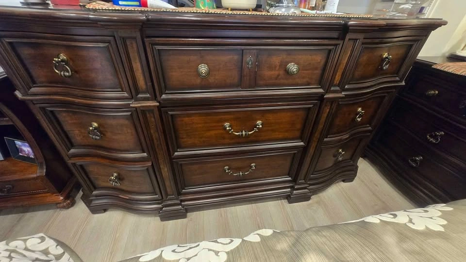 King Bedroom Set, Elegant Solid Wood, Excellent Condition - photo 4