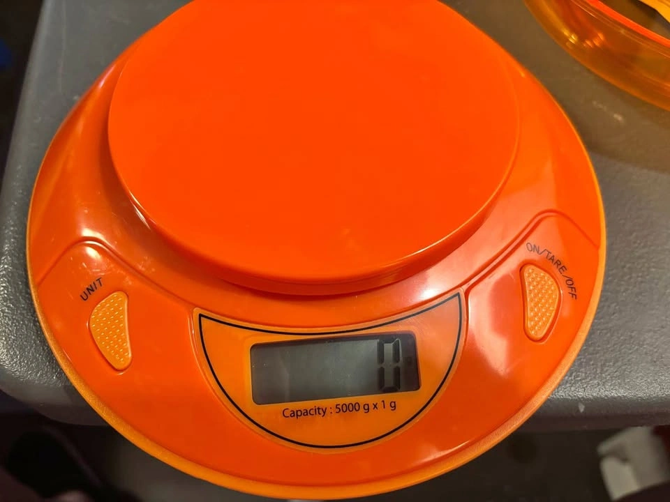 Digital kitchen scale with bowl