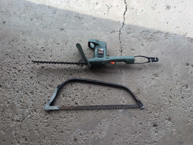 Black and Decker Hedge Trimmer - photo 2
