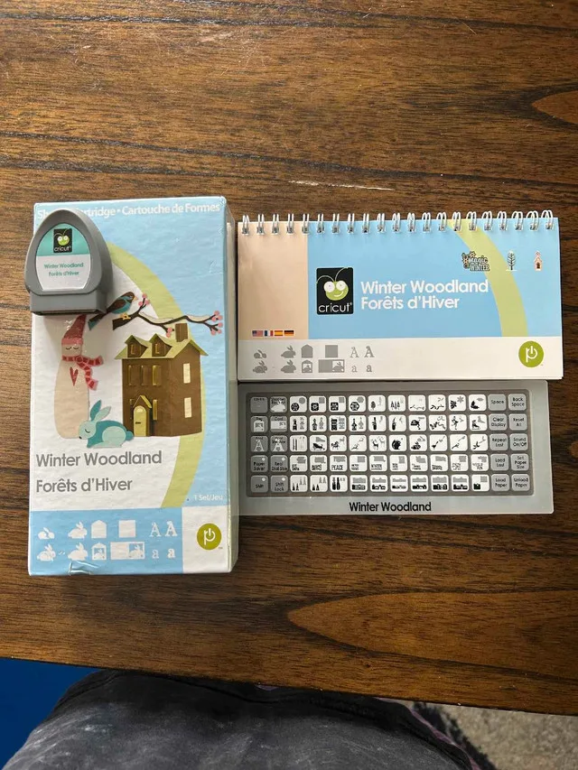 Cricut Model CRV001 with Cartridges image indicator(5)