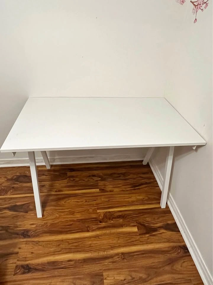 Sleek minimalist desk - excellent condition