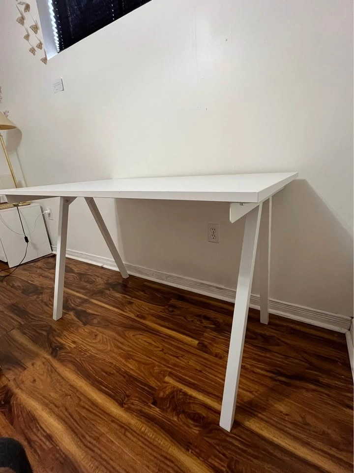 Sleek minimalist desk - excellent condition - photo 2