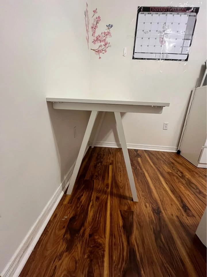 Sleek minimalist desk - excellent condition - photo 4