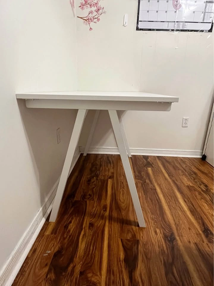 Sleek minimalist desk - excellent condition - photo 5