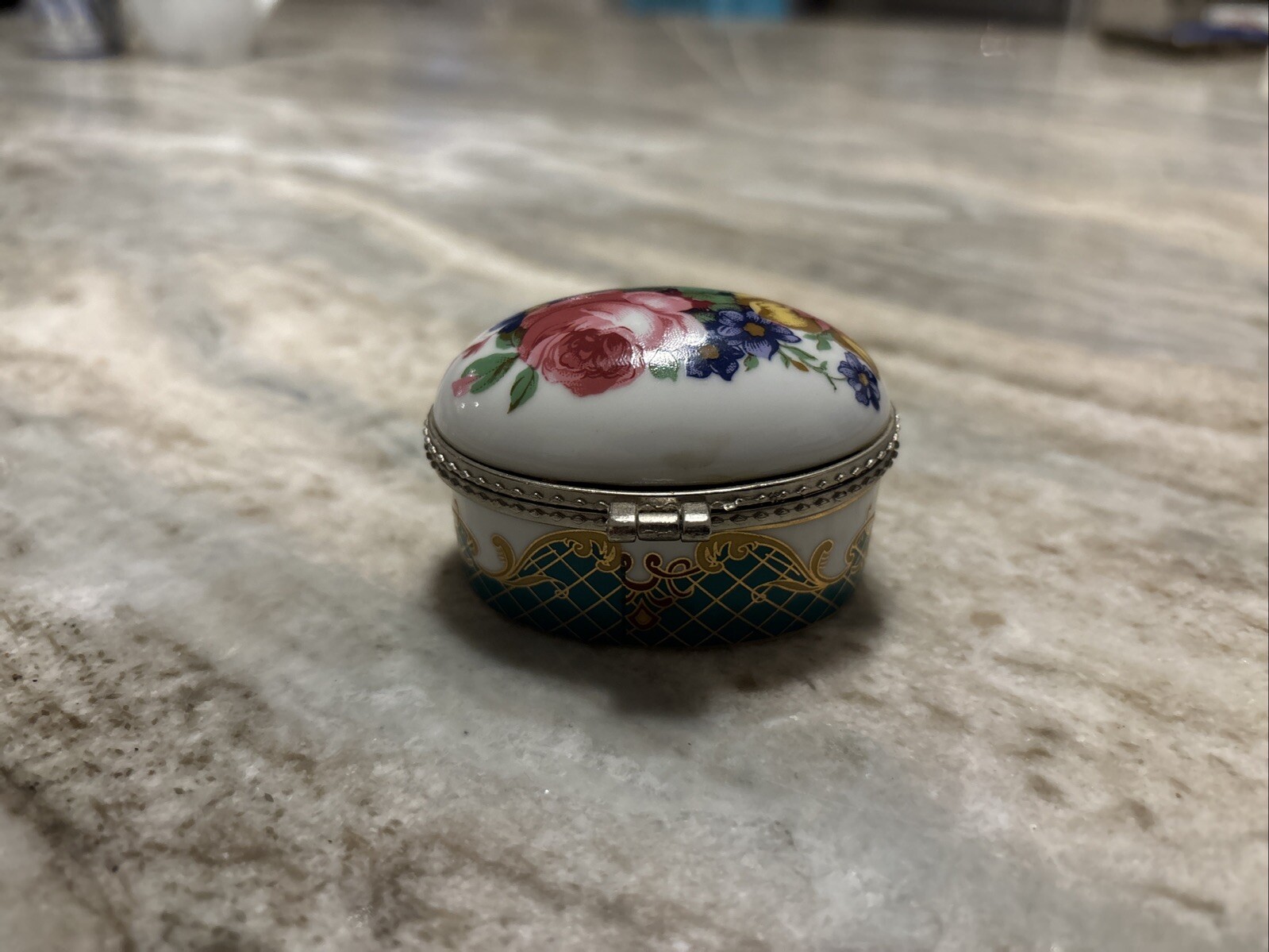 Vintage Trinket/Pill Box with English Rose Pattern - photo 3