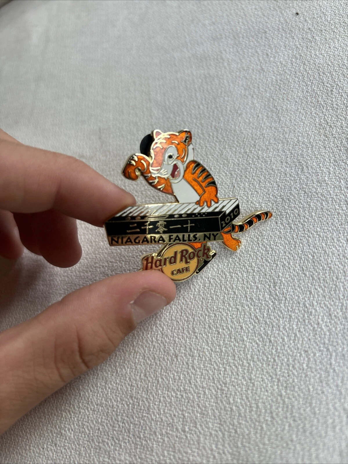 Niagara Falls Hard Rock Caffe Tiger Pin 2010 - photo 2