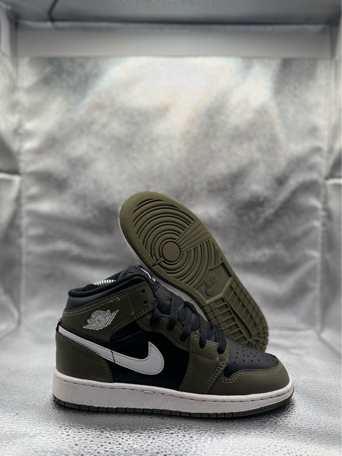 Air Jordan 1 mid black white olive GS