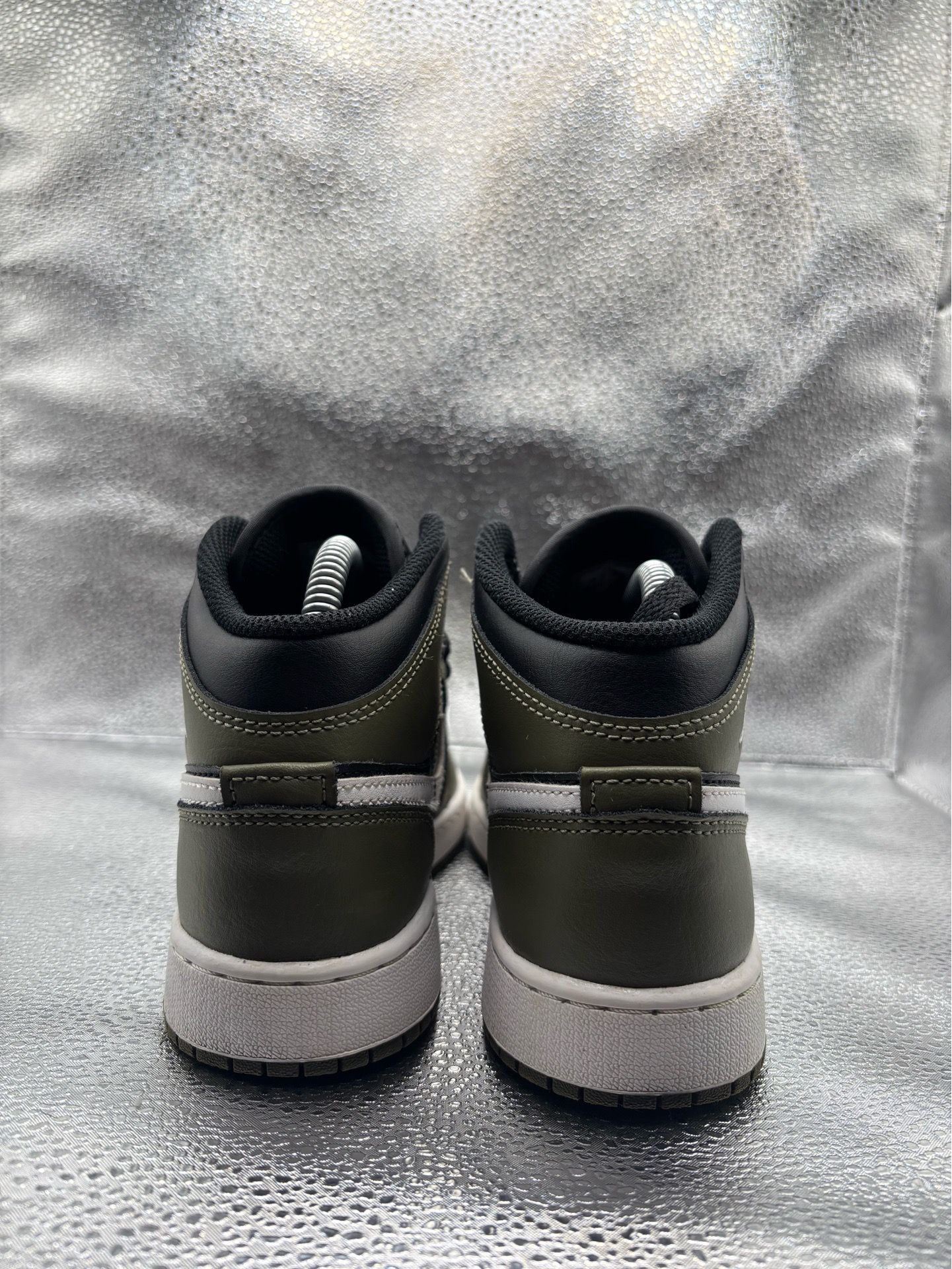 Air Jordan 1 mid black white olive GS - photo 4