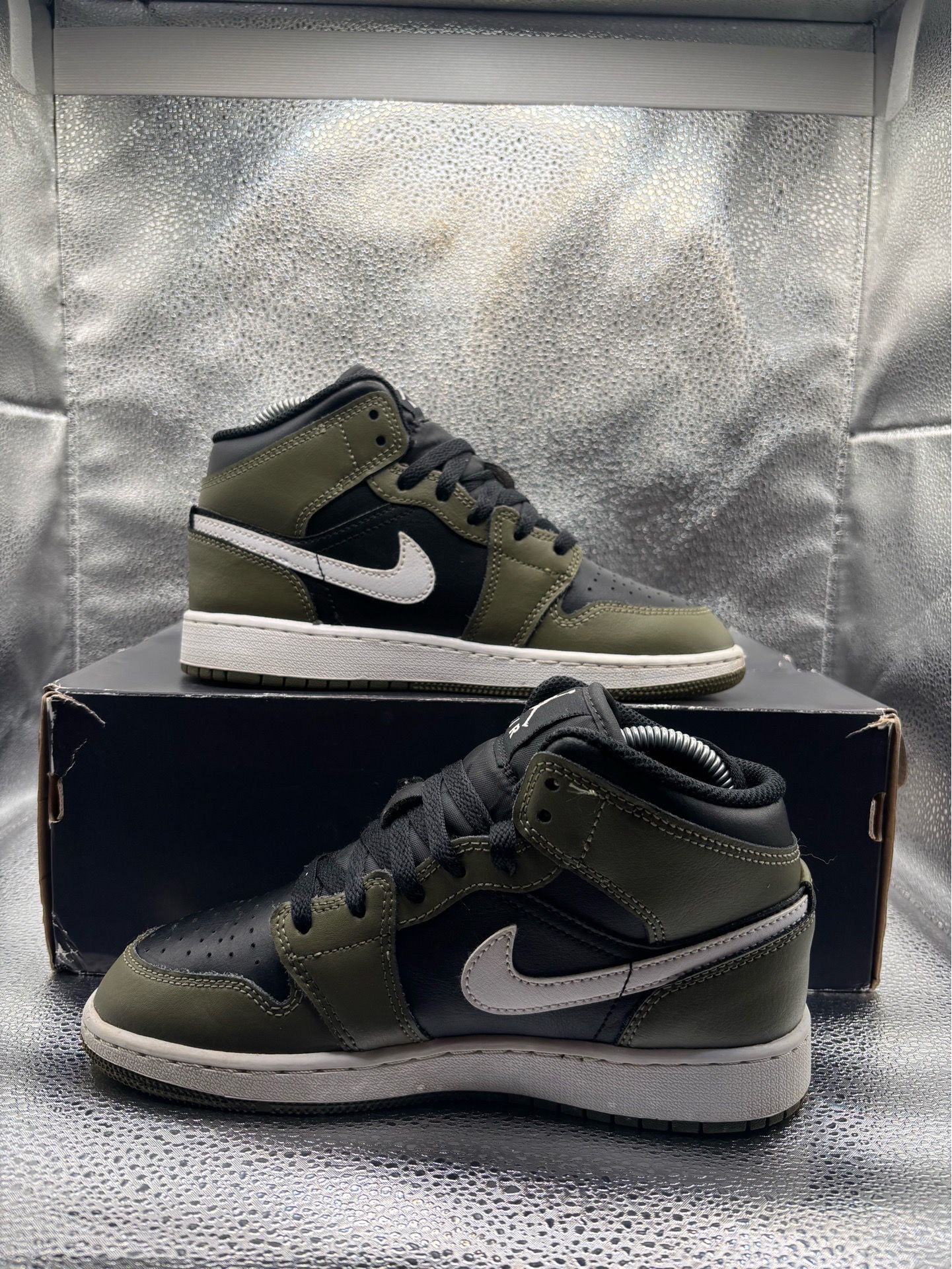 Air Jordan 1 mid black white olive GS - photo 5