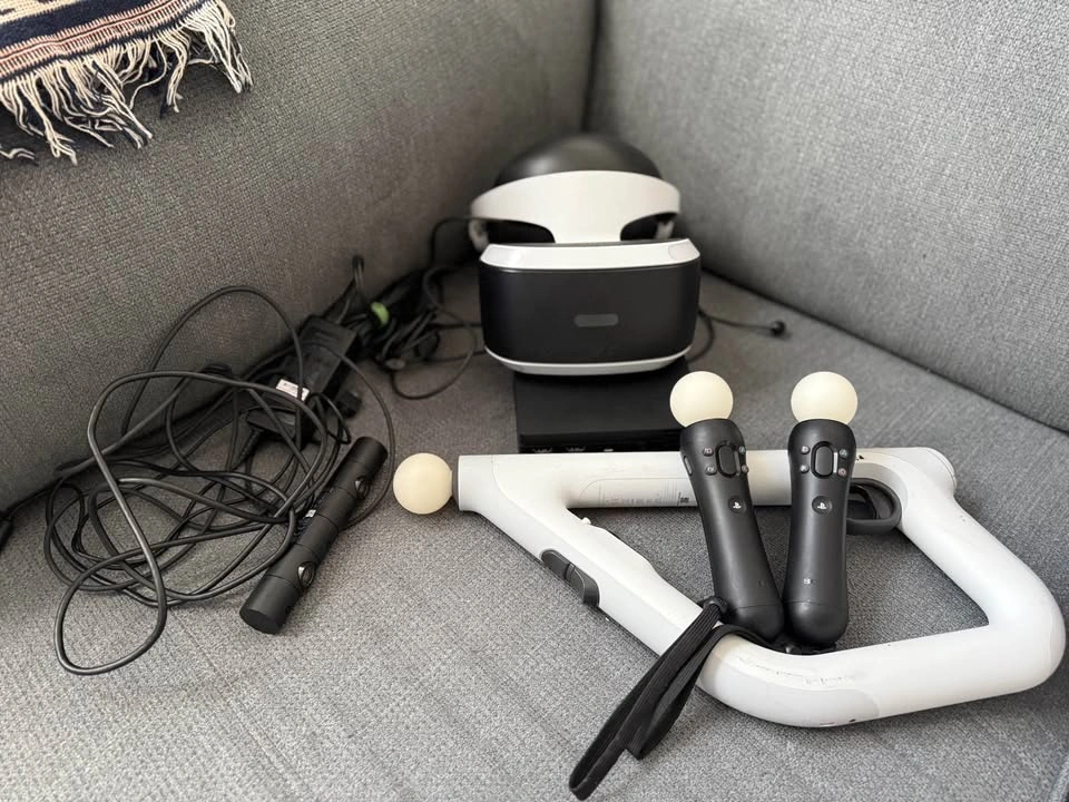 PS4 Bundle with TV, PSVR, Controllers and Games - photo 3
