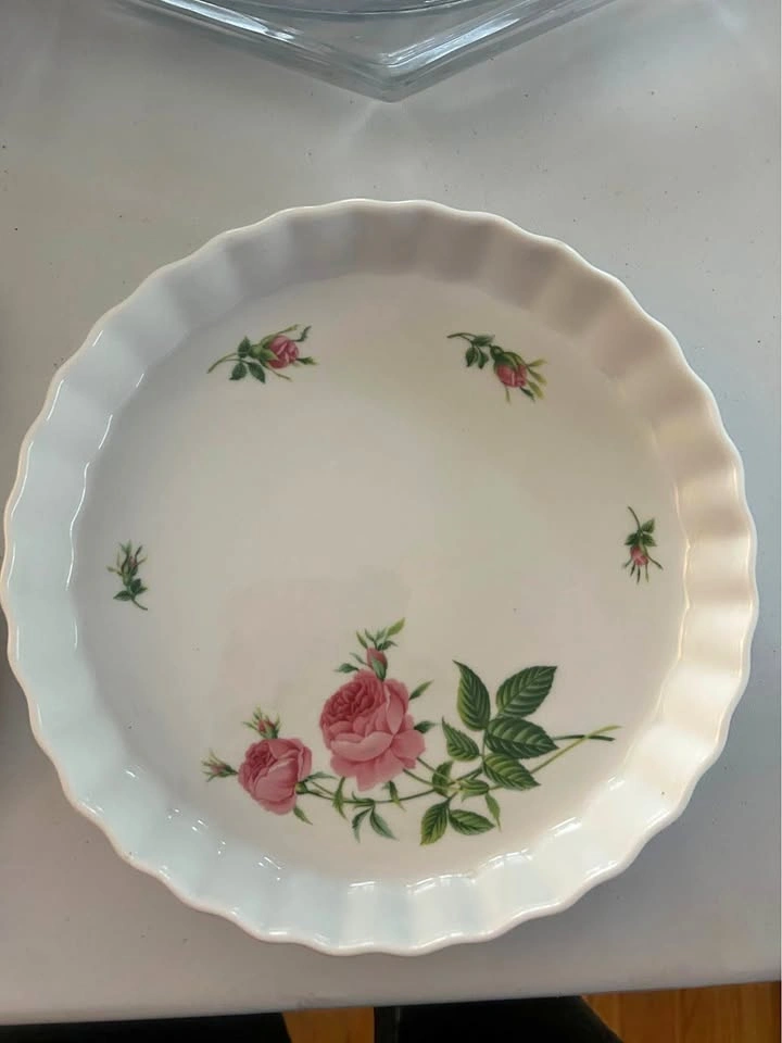 Christineholm porcelain rose quiche/pie dish with pink rose flor