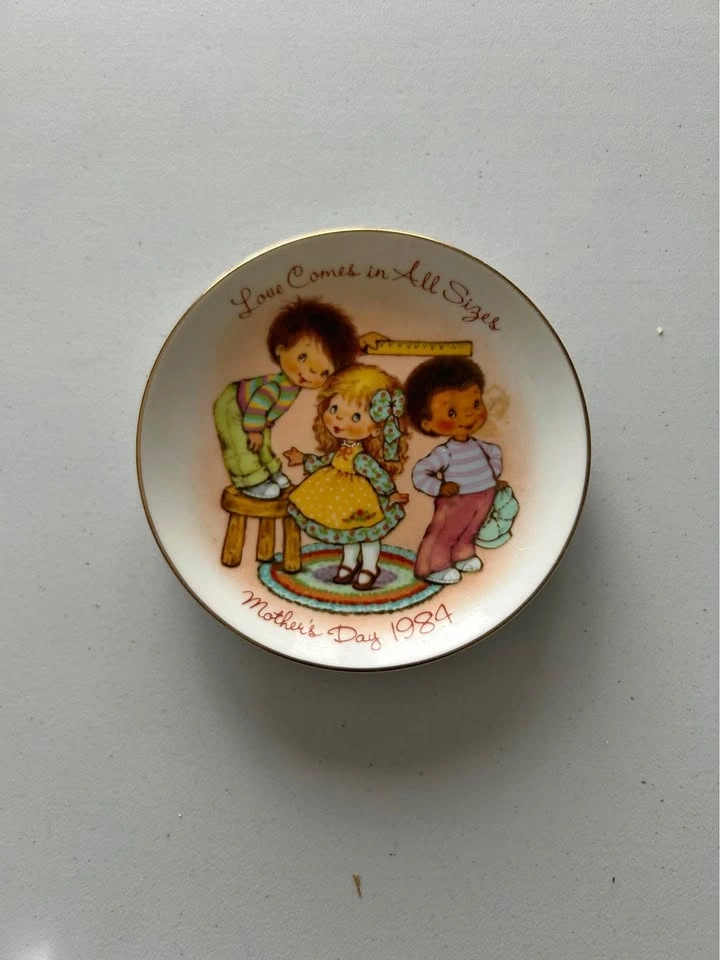 1984 Avon Mother's Day Plate "Love Comes in All Sizes"
