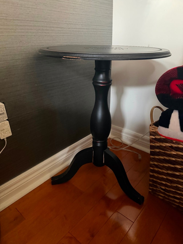 Round Side table black