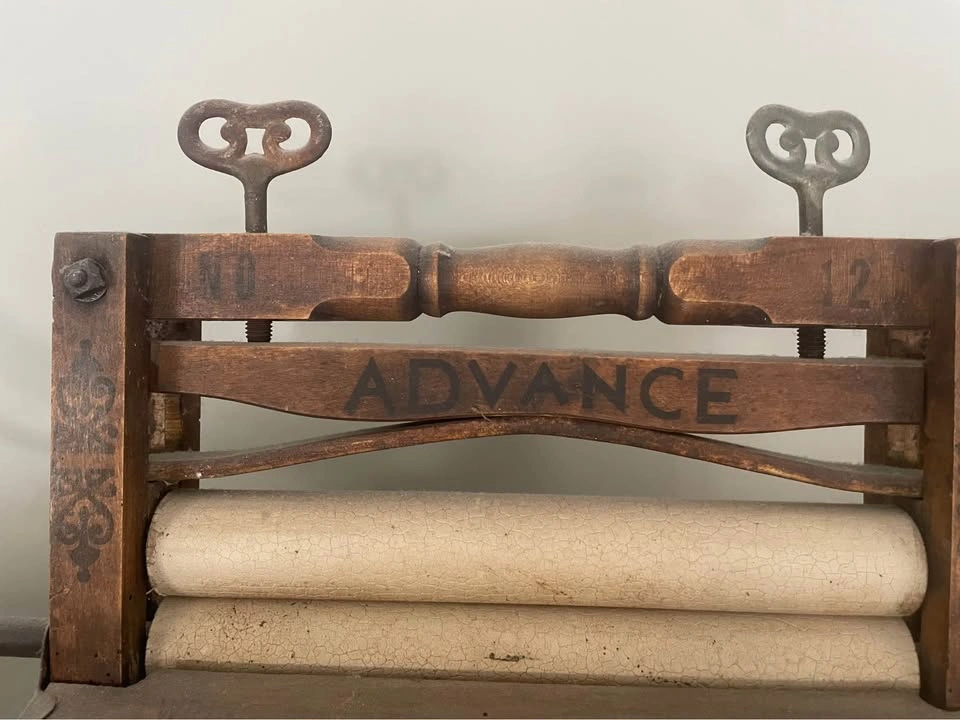 Antique clothes wringer - photo 2
