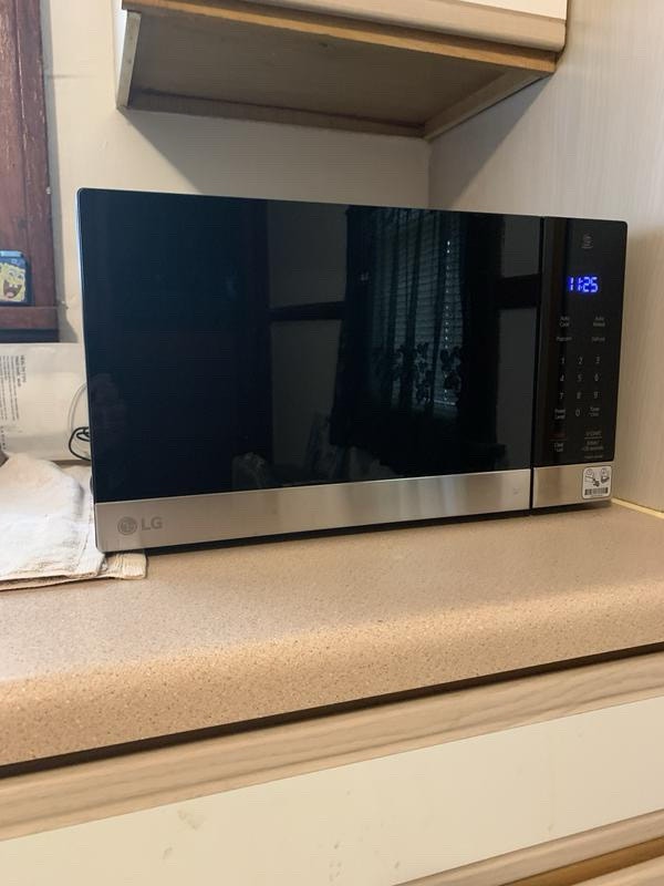 LG 0.9 cu ft NeoChef Microwave – LIKE NEW