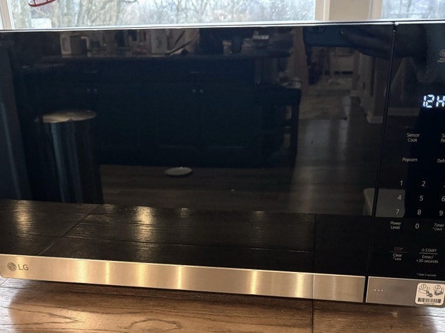 LG 0.9 cu ft NeoChef Microwave – LIKE NEW - photo 2