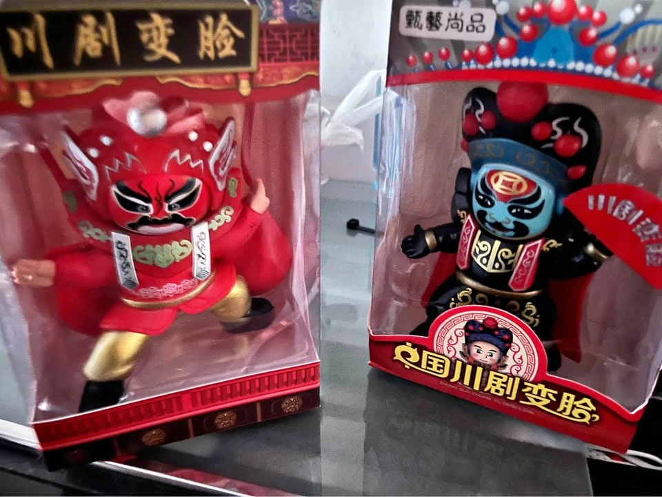 Sichuan Opera Face-Changing Toy - Cultural Collectible