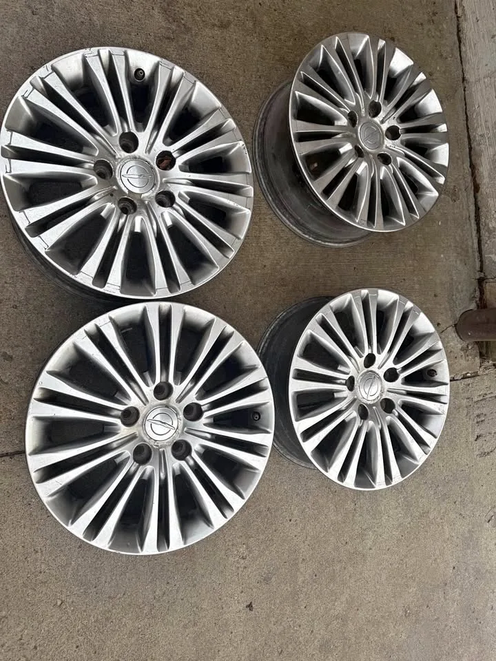 Chrysler Town and Country Rims and sensors thumbnail