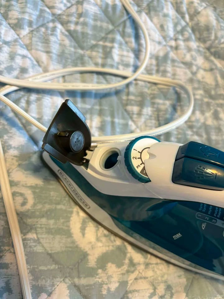 Black & Decker Iron with Steaming - photo 3