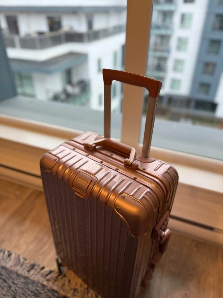 Rose Gold Hard Shell Carry On Suitcase - photo 4