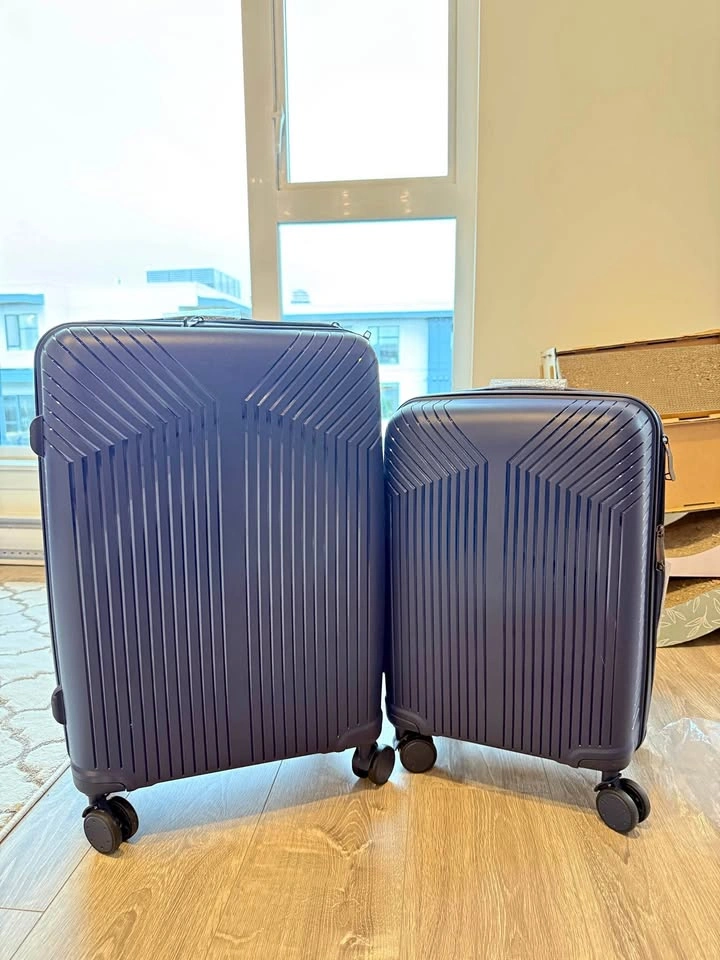 Navy Blue Hard Shell Luggage Spinner Wheels