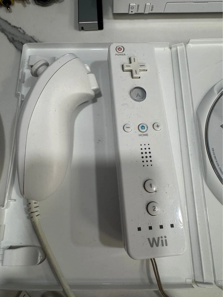 Nintendo Wii Bundle with Mario Kart - photo 3