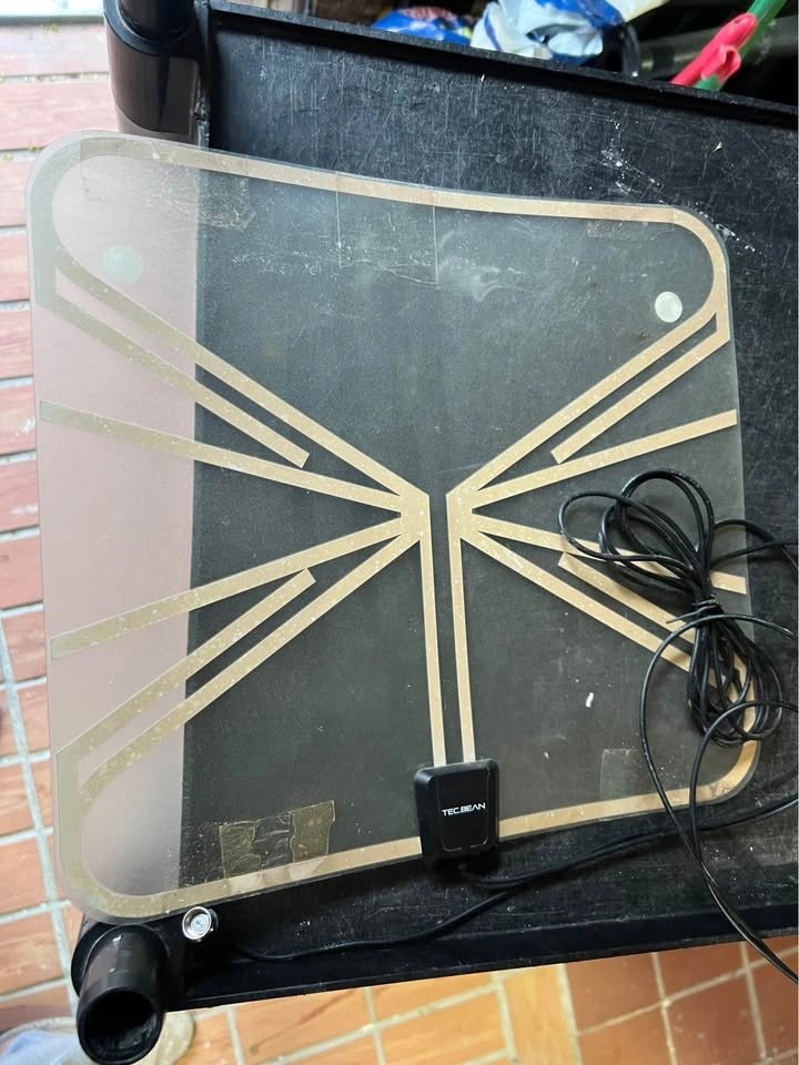 Indoor Amplified HD Digital TV Antenna (Used) - photo 2