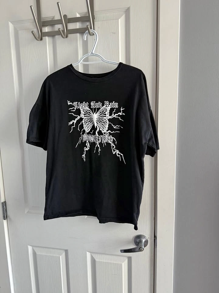 Black graphic tshirt
