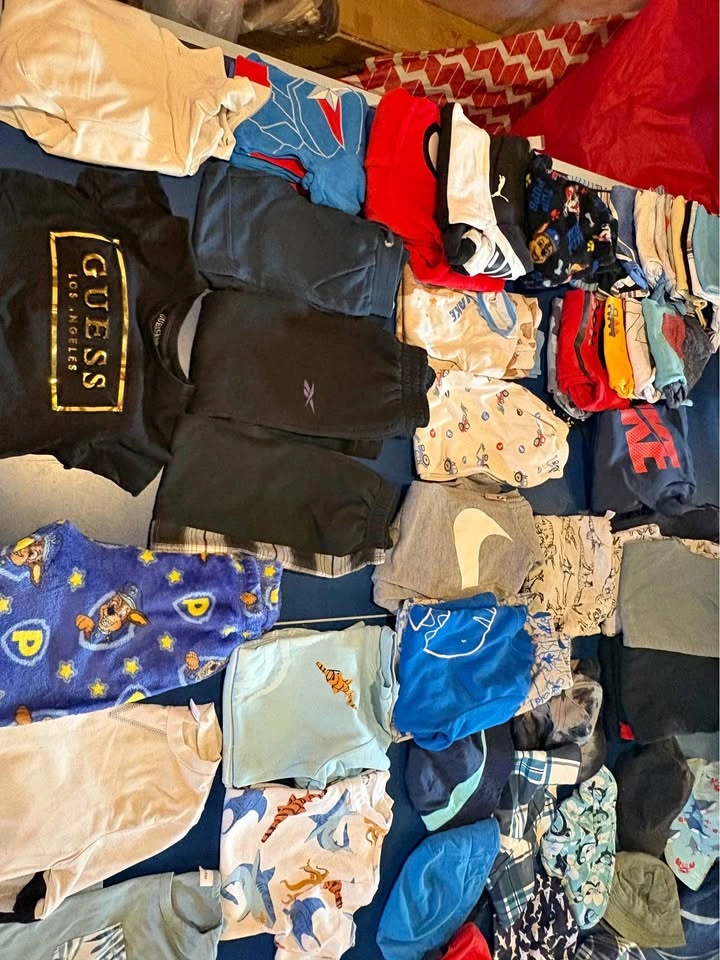 Lot of clothes amazing shape 4T