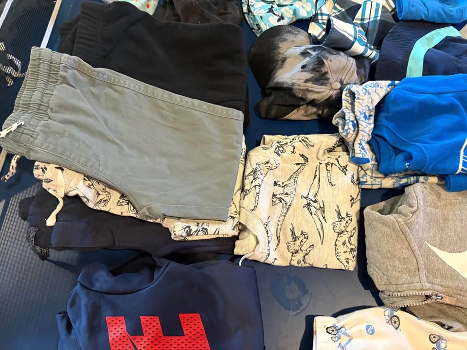 Lot of clothes amazing shape 4T - photo 4