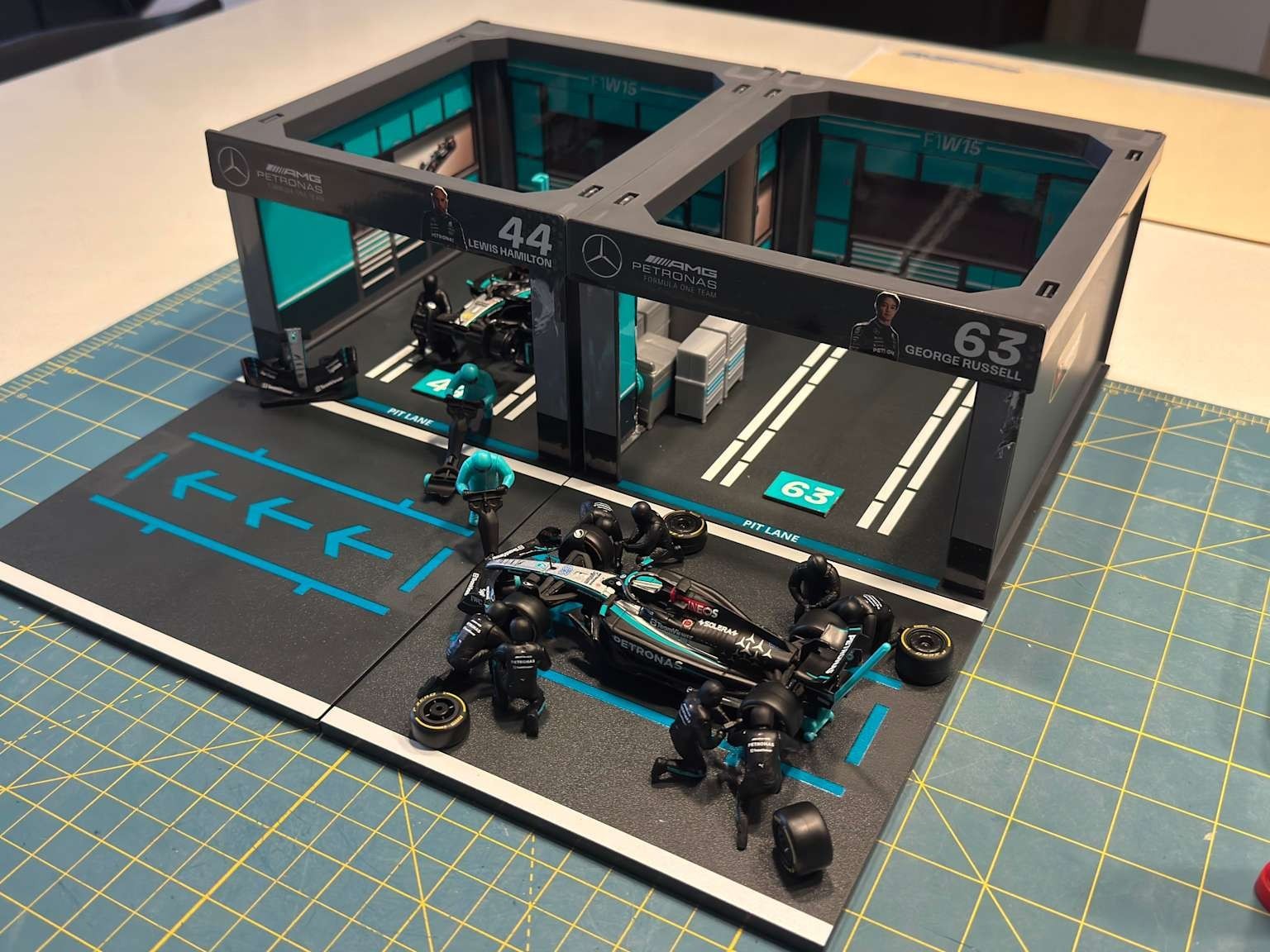 Bburago Mercedes-AMG F1 W15 1:43 Deluxe Paddock Set 3 Cars Pit C