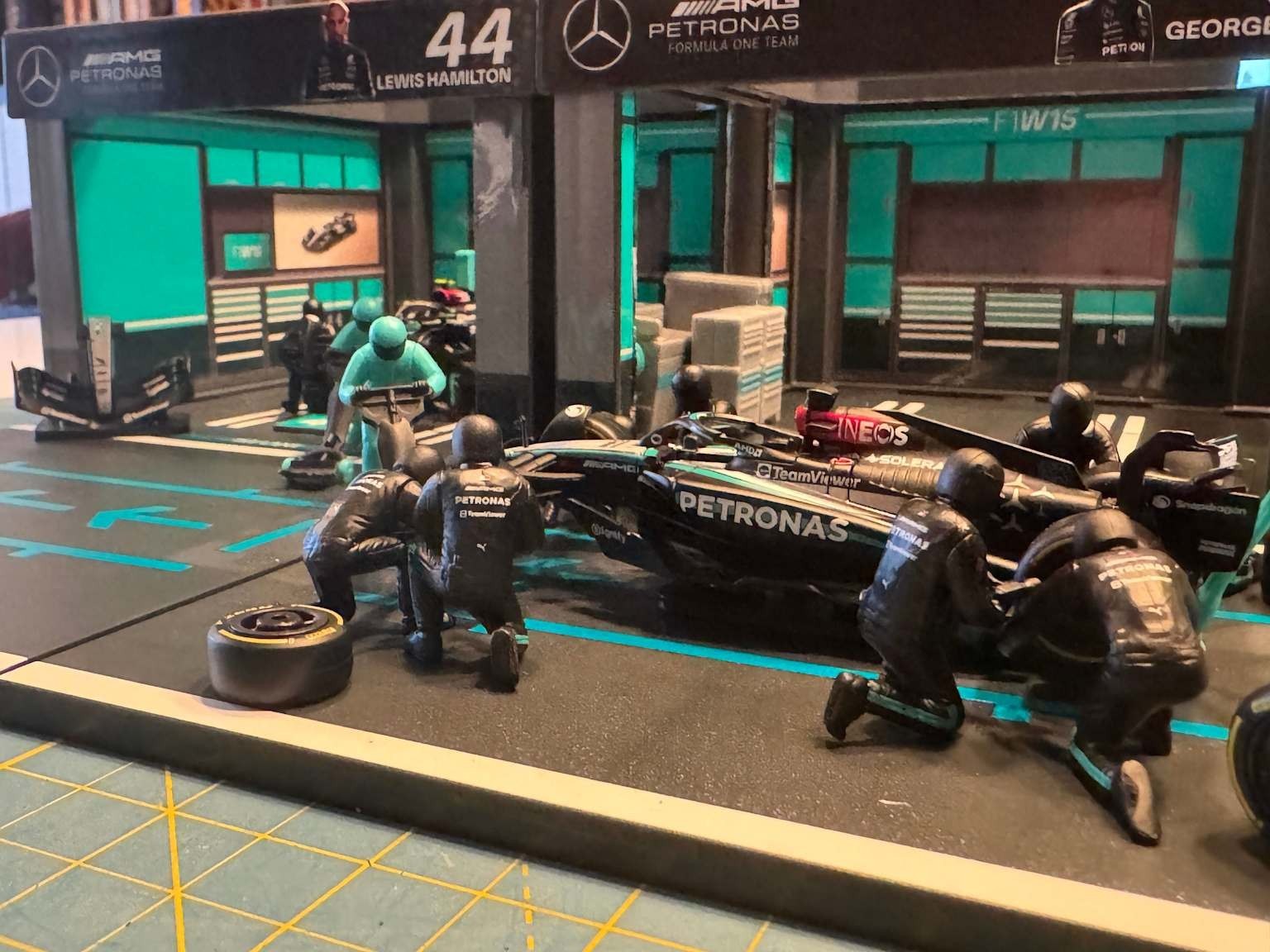 Bburago Mercedes-AMG F1 W15 1:43 Deluxe Paddock Set 3 Cars Pit C - photo 5
