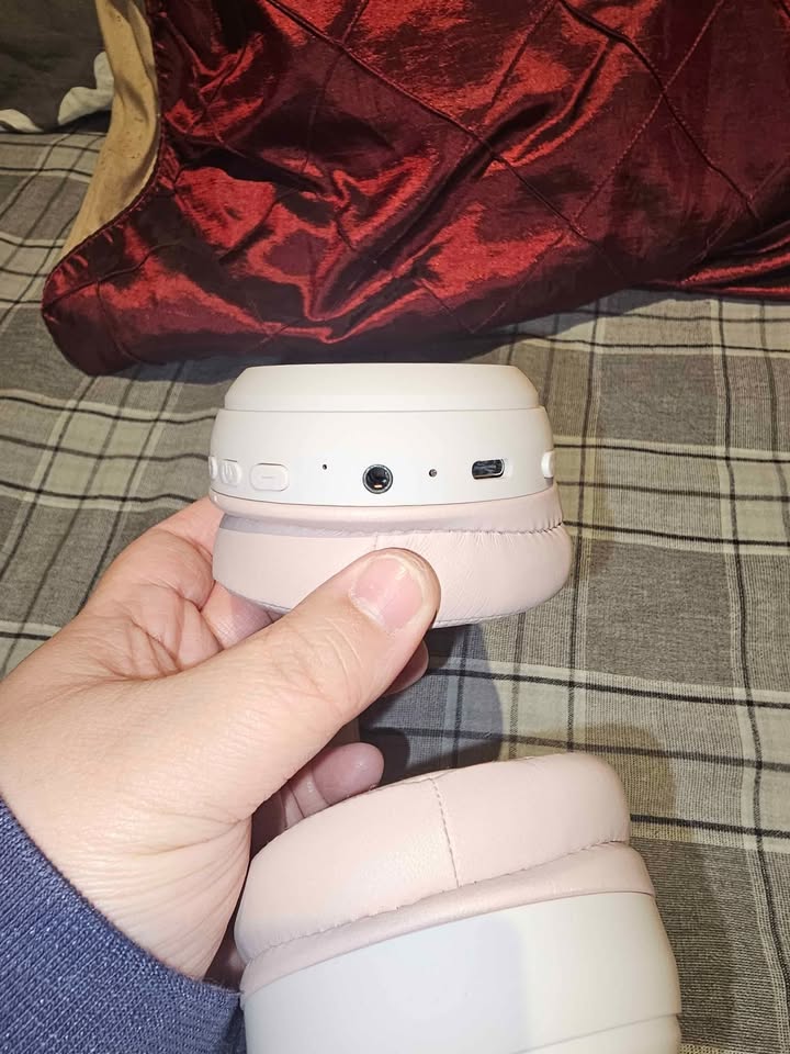 Off Brand Wireless headphones - photo 2