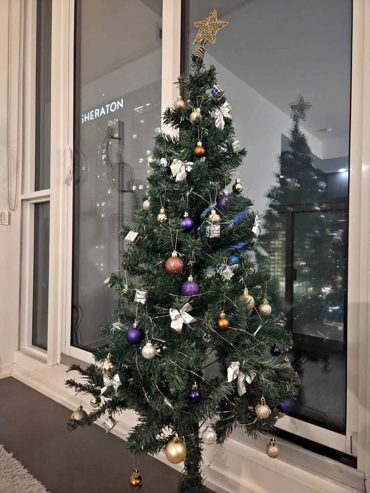 120cm Christmas Tree with ornaments and lights.