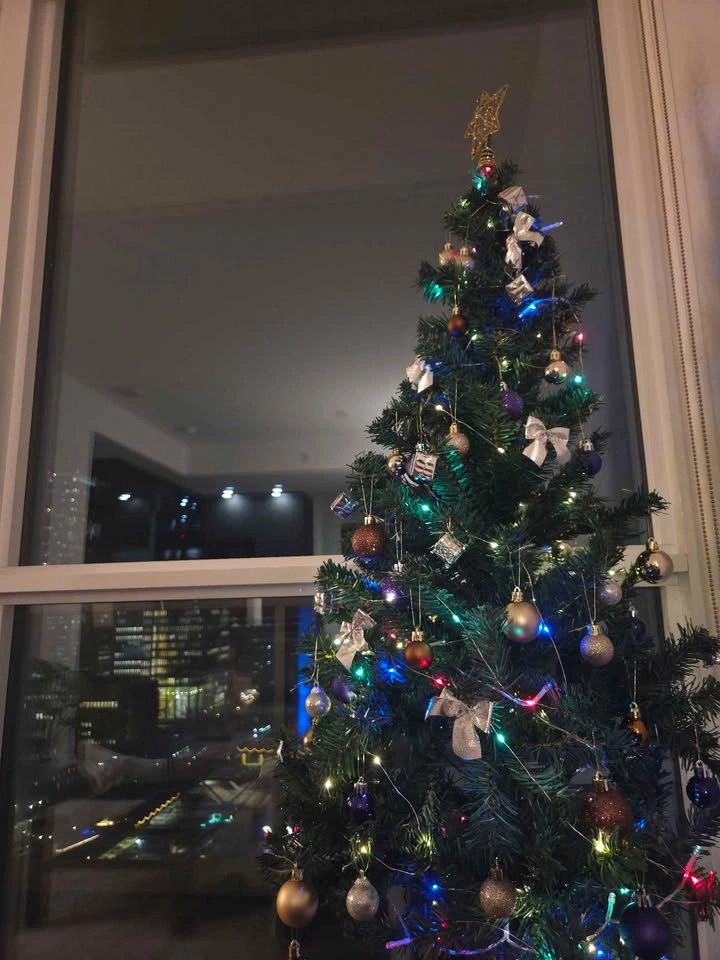 120cm Christmas Tree with ornaments and lights. - photo 2