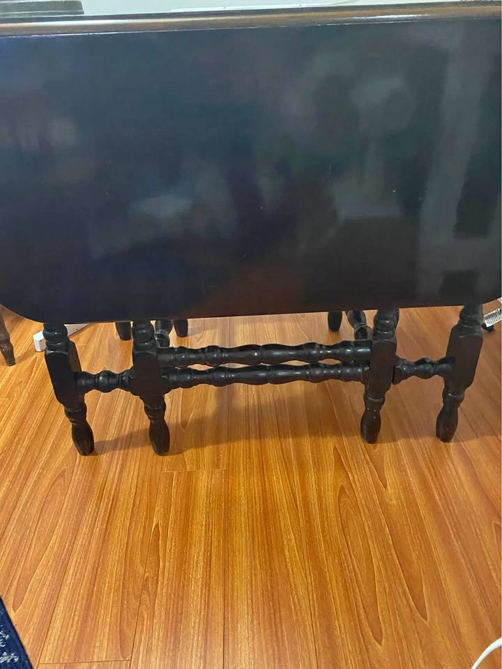 Dining table $40. solid wood