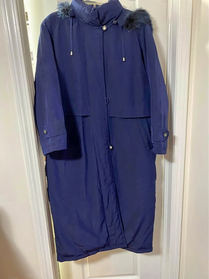 WOMENS WINTER COAT LARGE GREAT FOR CANADIAN WINTERS