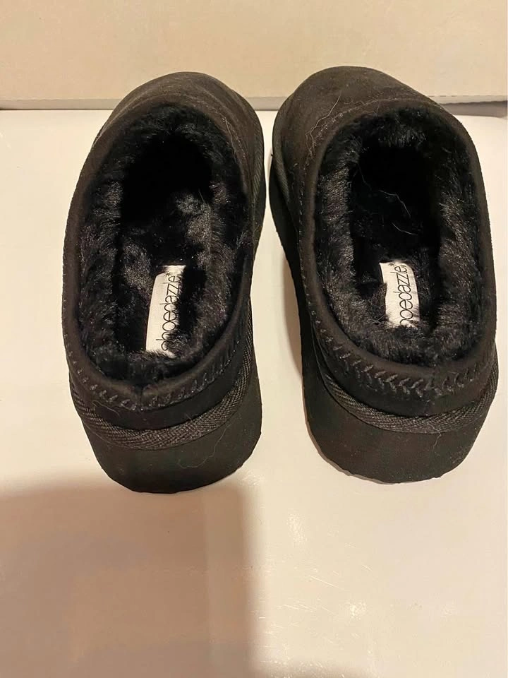 Ladies Black Size 7 Faux Suede Slippers