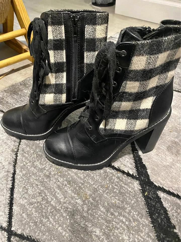Macys Winter Heels - Size 9