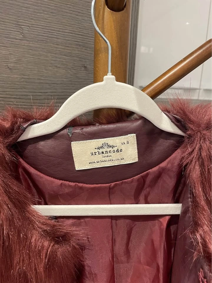 Faux fur coat in burgundy - photo 2