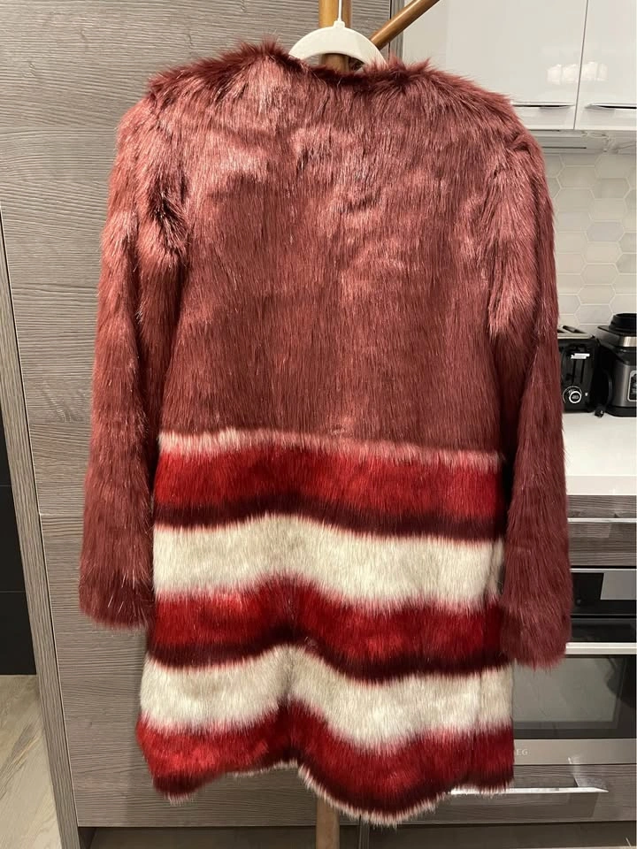 Faux fur coat in burgundy - photo 4