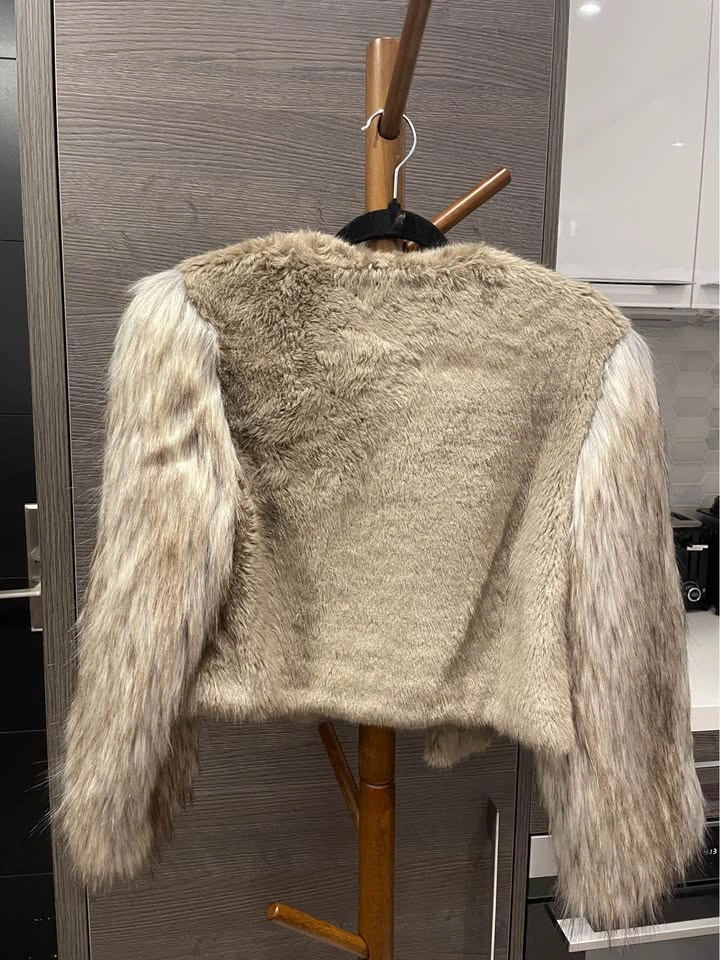 Faux fur cropped jacket - photo 2
