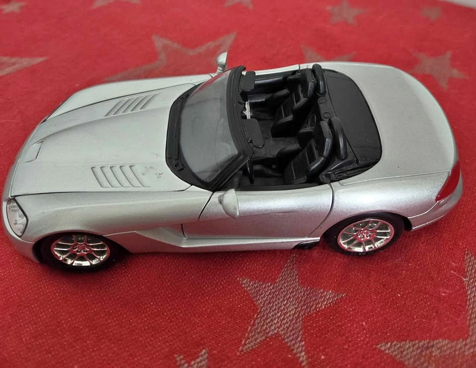 Maisto Dodge Viper Diecast Car 1:24 Silver Black