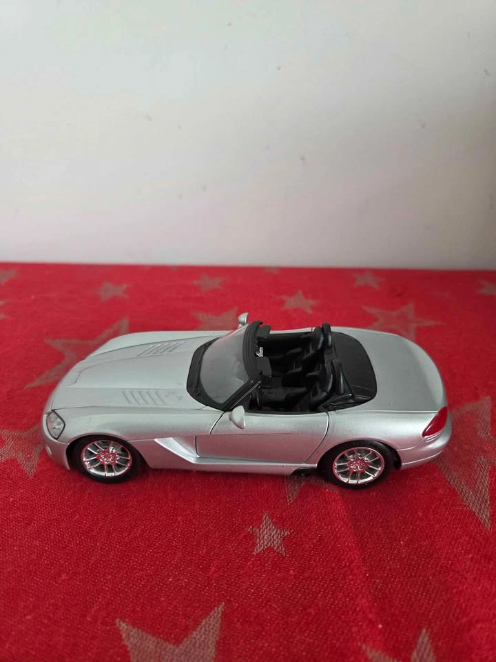 Maisto Dodge Viper Diecast Car 1:24 Silver Black - photo 2