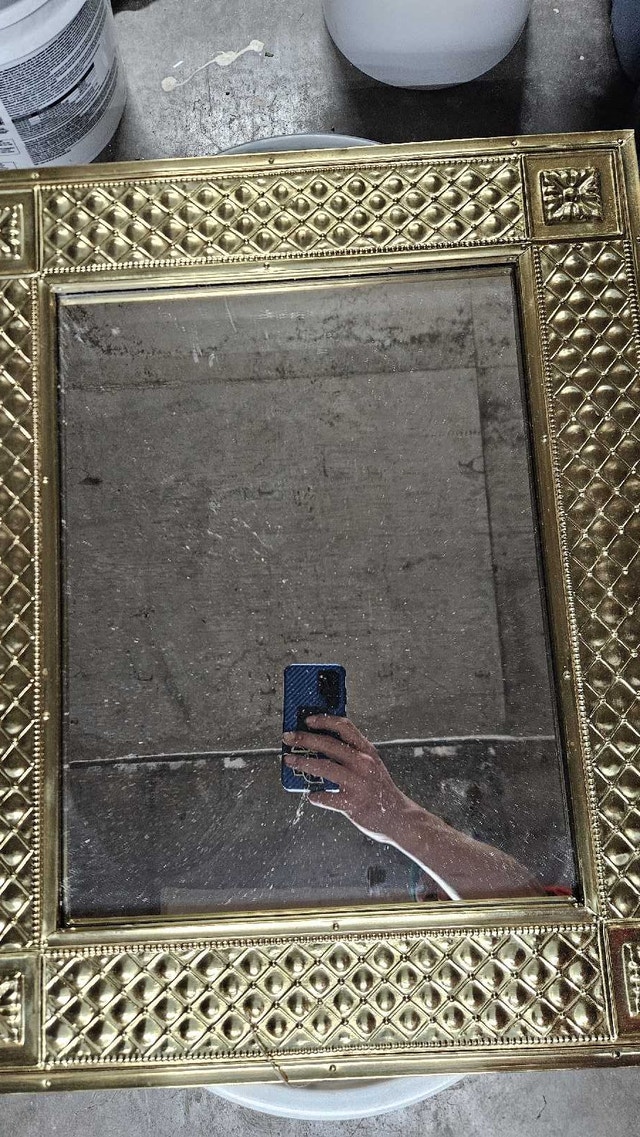 Vintage-Style Embossed Gold-Tone Wall Mirror - photo 2